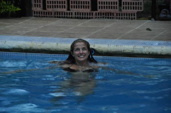 Da piscina, maravilhada, a Ana acompanha as revoadas de pássaros sobre nossas cabeças, no Hato El Cedral, na região dos llanos, na Venezuela